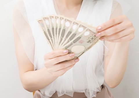 お仕事が終わったら報酬を手渡し