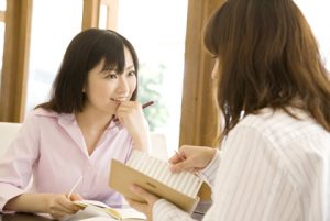 雑談中の女性