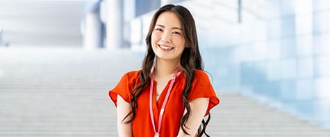 女性スタッフが面接のお迎えに伺います