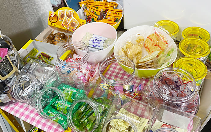 種類豊富なお菓子とドリンク