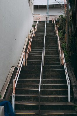 階段を昇るように