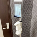 検温スタンド＆自動アルコール噴霧器導入しました。