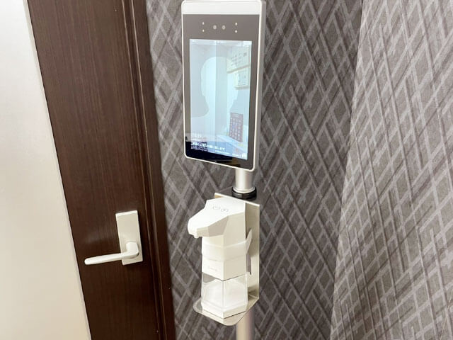 検温スタンド＆自動アルコール噴霧器導入しました。