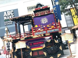 お祭りのように元気に営業中♪