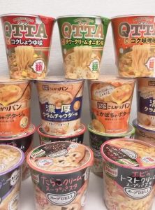 チャットルームには軽食もご用意しております。